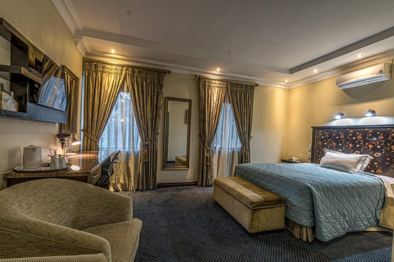 Constantia Manor Guest House Pretoria-Noord Exterior foto