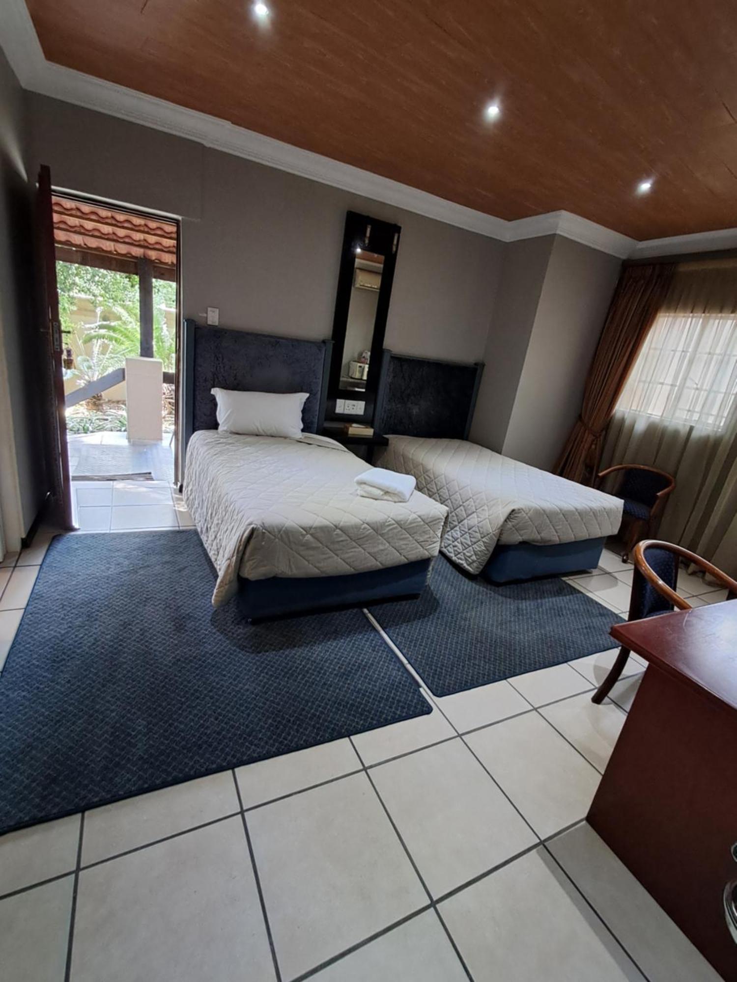 Constantia Manor Guest House Pretoria-Noord Exterior foto