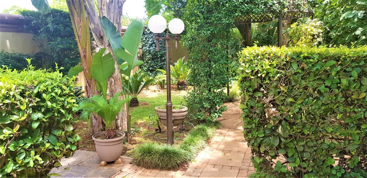 Constantia Manor Guest House Pretoria-Noord Exterior foto