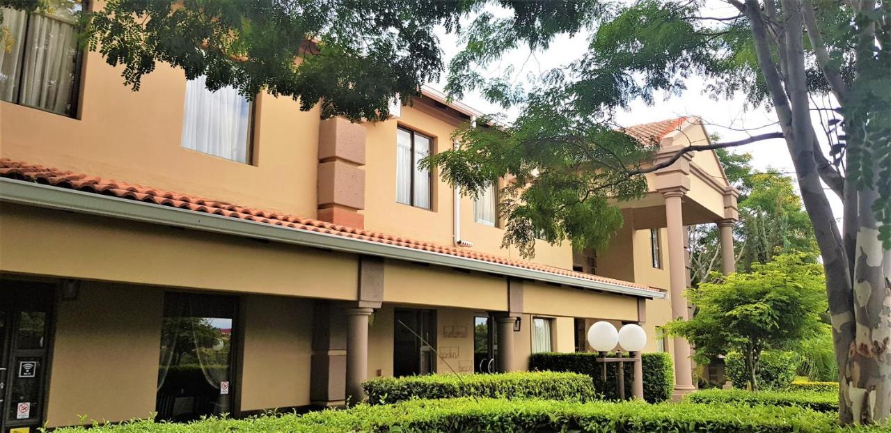 Constantia Manor Guest House Pretoria-Noord Exterior foto